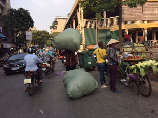 Người lao động Thủ đô chật vật mưu sinh dưới trưa hè 40 độ ảnh 10
