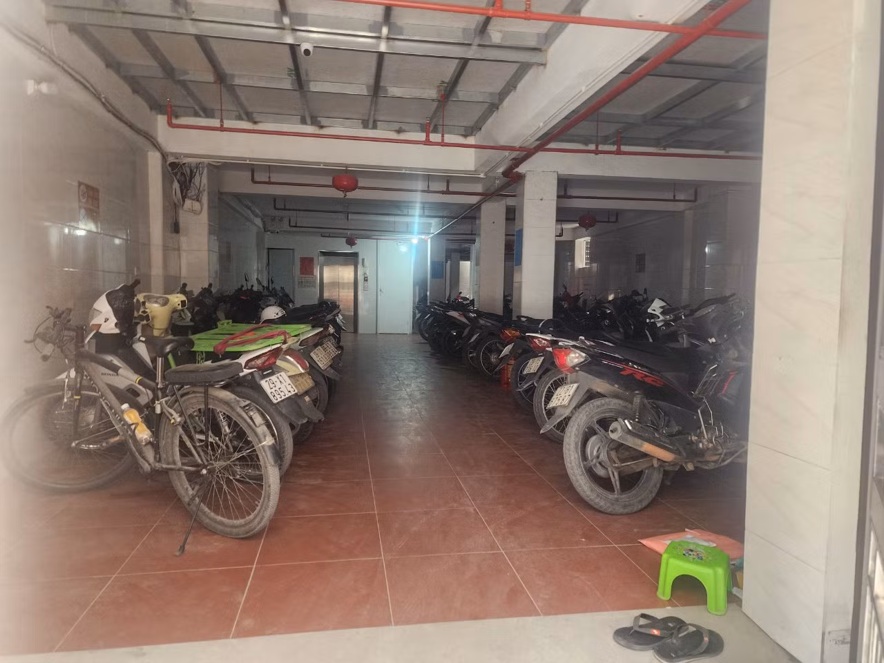 Được biết, tòa nhà có trên 70 phòng. Trong đó, tầng 1 của tòa nhà là bãi để xe của những người thuê trọ.