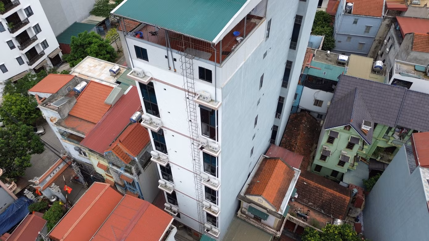 Bên ngoài tòa nhà cũng đã được lắp đặt thang thoát hiểm thứ hai. Tuy nhiên, với chiều cao và cách lắp thang như trên, khi xảy ra hỏa hoạn, người dân có đủ can đảm để trèo thang thoát hiểm này không.