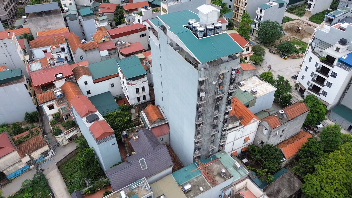 Công trình có chiều cao nổi trội so với các căn nhà trên cùng khu vực.