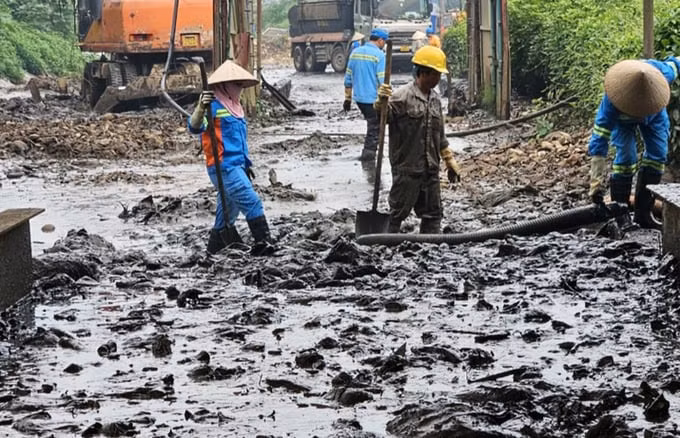 Công nhân khắc phục sự cố tràn bùn thải (ảnh: Hoàng Phong) Công nhân khắc phục sự cố tràn bùn thải (ảnh: Hoàng Phong)