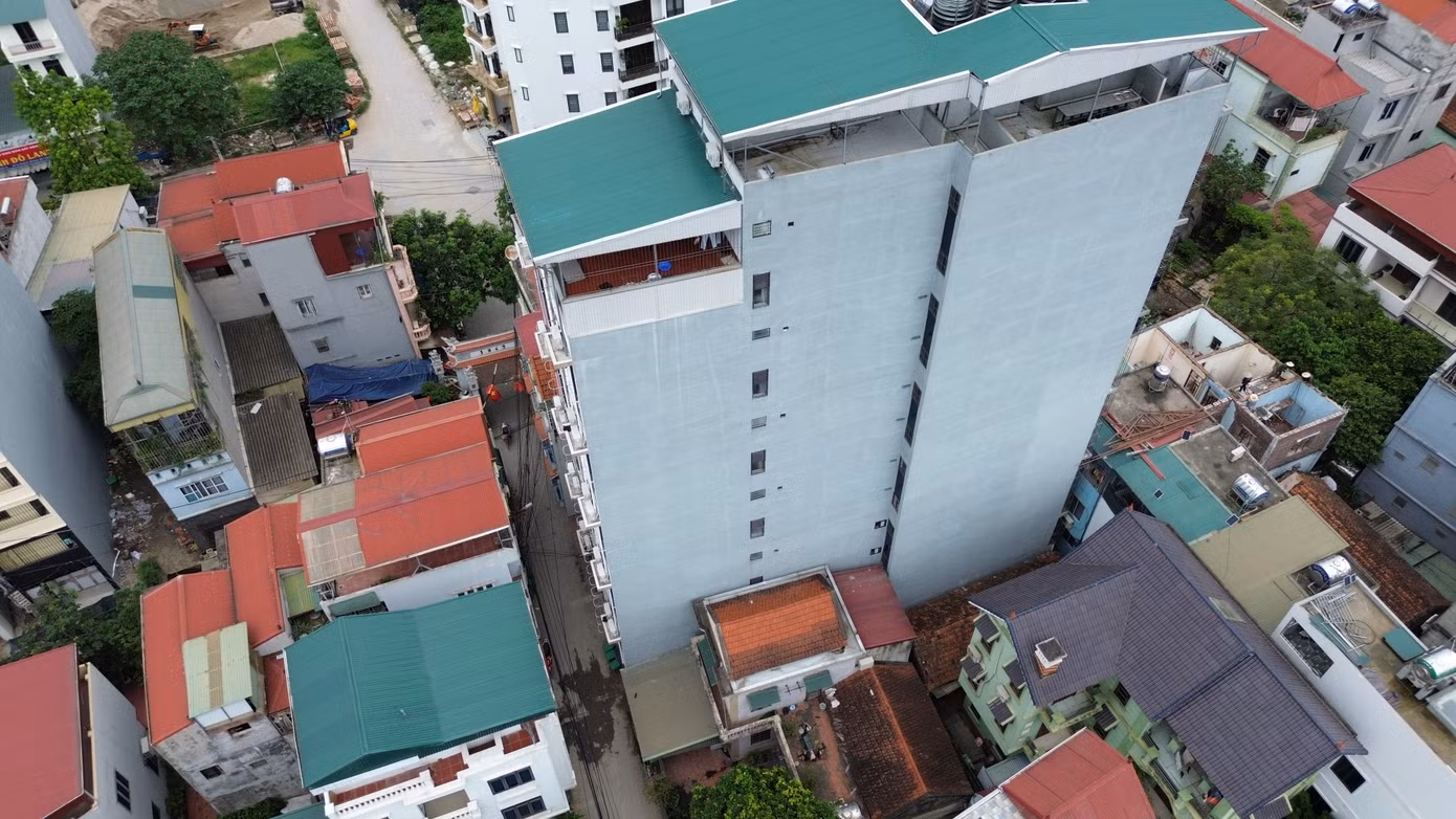 Lãnh đạo UBND xã Kim Chung xác nhận tòa nhà trên vi phạm về trật tự xây dựng. Sáng ngày 27/5, Chủ tịch UBND xã Kim Chung đã xuống các cơ sở để kiểm tra. Địa phương sẽ thông tin cụ thể sau.