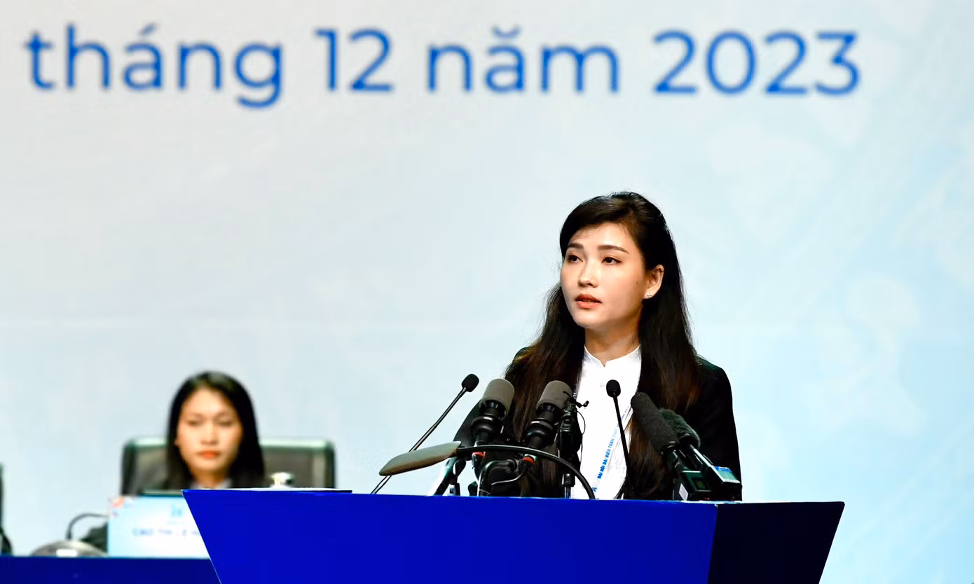 Chị Hồ Hồng Nguyên trình bày tóm tắt Báo cáo Chính trị của Ban Chấp hành T.Ư Hội Sinh viên Việt Nam khóa X trình Đại hội đại biểu toàn quốc Hội Sinh viên Việt Nam lần thứ XI, được xây dựng với chủ đề “Sinh viên Việt Nam thi đua học tập, sáng tạo, hội nhập, xây dựng khát vọng phát triển đất nước giàu mạnh, phồn vinh, văn minh, hạnh phúc”. Ảnh: Như Ý