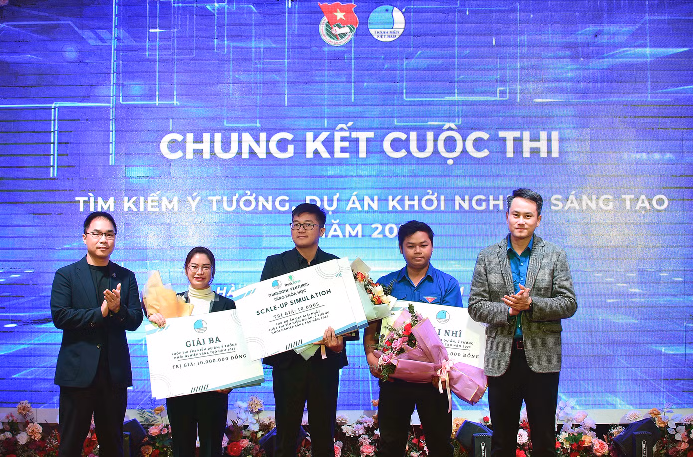 Anh Nguyễn Kim Quy - Phó Chủ tịch thường trực T.Ư Hội LHTN Việt Nam và anh Bùi Thành Đô - CEO Quỹ đầu tư mạo hiểm ThinkZone Ventures trao giải Nhất cho tác giả Trần Văn Xuân (giữa ảnh). Ảnh: Xuân Tùng
