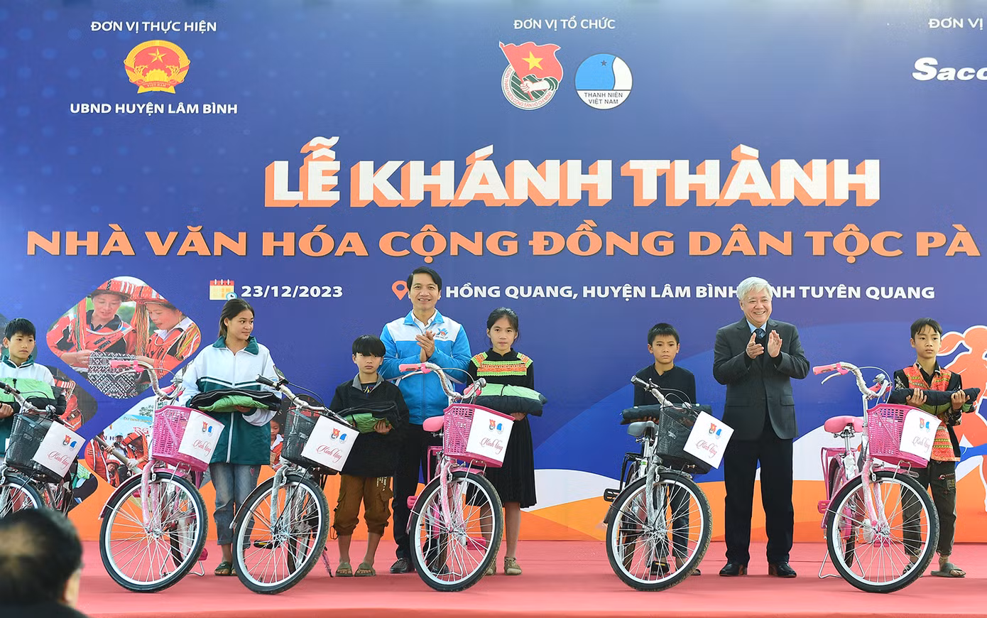 Chủ tịch Ủy ban T.Ư MTTQ Việt Nam Đỗ Văn Chiến và Bí thư thường trực T.Ư Đoàn, Chủ tịch T.Ư Hội LHTN Việt Nam Nguyễn Ngọc Lương tặng xe đạp cho học sinh dân tộc Pà Thẻn vượt khó. Ảnh: Xuân Tùng
