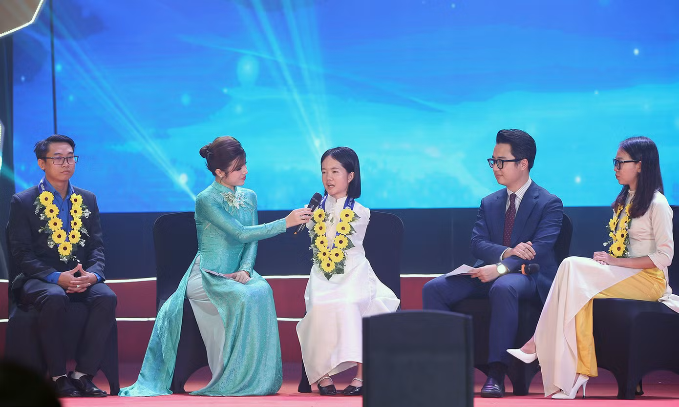 Chương trình diễn ra phần giao lưu với các gương thanh niên sống đẹp. Ảnh: Lâm Đăng Hải