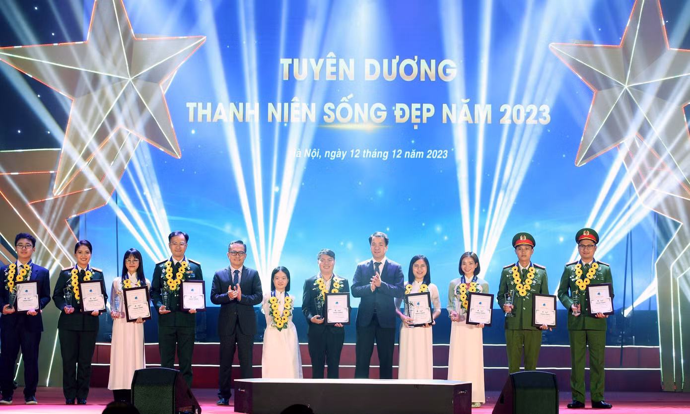 Bí thư T.Ư Đoàn Ngô Văn Cương và Tổng Giám đốc công ty TCP Việt Nam Nguyễn Thanh Huân trao giải thưởng cho các gương. Ảnh: Lâm Đăng Hải