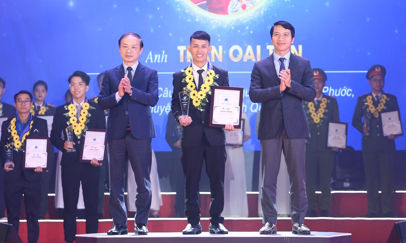Phó trưởng Ban thường trực Ban Dân vận T.Ư Phạm Tất Thắng và Bí thư thường trực T.Ư Đoàn, Chủ tịch T.Ư Hội LHTN Việt Nam Nguyễn Ngọc Lương trao giải thưởng "Thanh niên sống đẹp". Ảnh: Lâm Đăng Hải