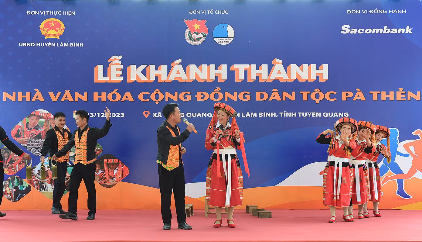 Chương trình văn nghệ chào mừng khánh thành nhà văn hóa cộng đồng dân tộc Pà Thẻn. Ảnh: Xuân Tùng