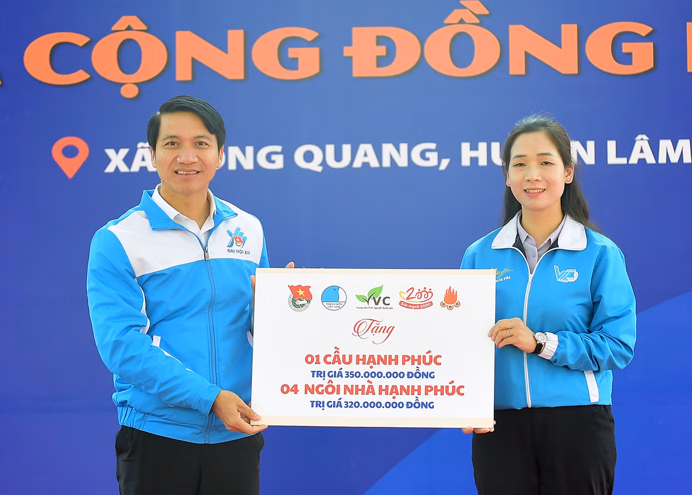 Bí thư thường trực T.Ư Đoàn, Chủ tịch T.Ư Hội LHTN Việt Nam Nguyễn Ngọc Lương trao biển tượng trưng công trình cầu hạnh phúc và nhà hạnh phúc tới Tỉnh Đoàn Tuyên Quang. Ảnh: Xuân Tùng
