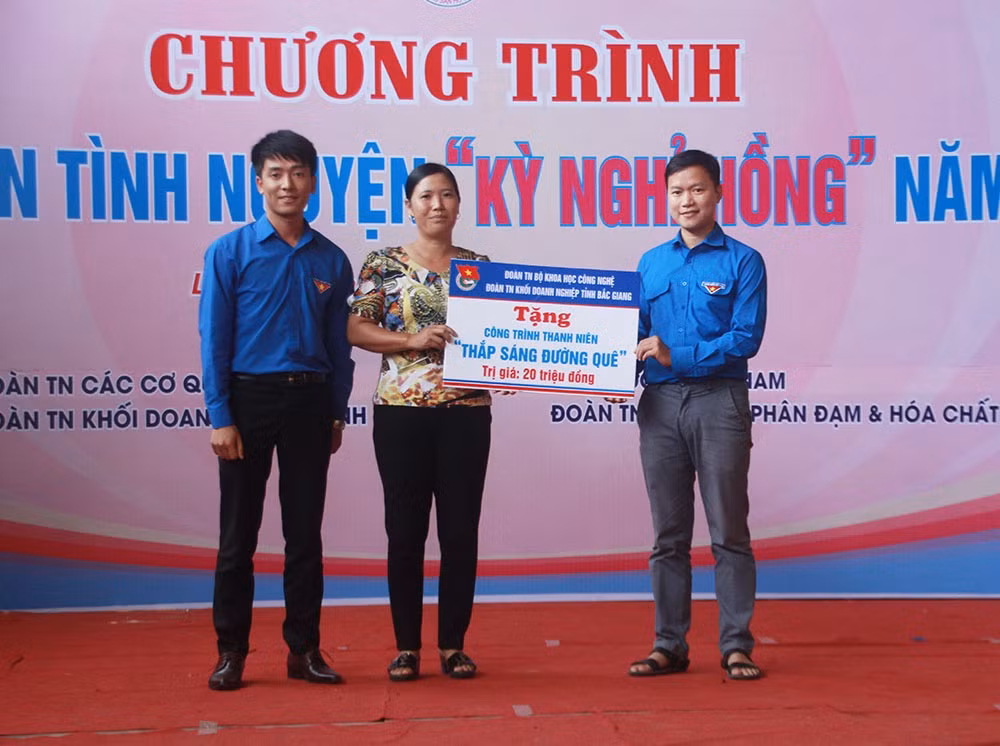 Đoàn đỡ đầu học sinh có hoàn cảnh khó khăn ảnh 2