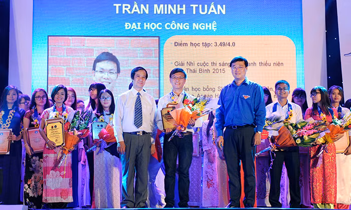 Bùng nổ đêm hội “Tự hào sinh viên ĐHQG Hà Nội” 2015 ảnh 5