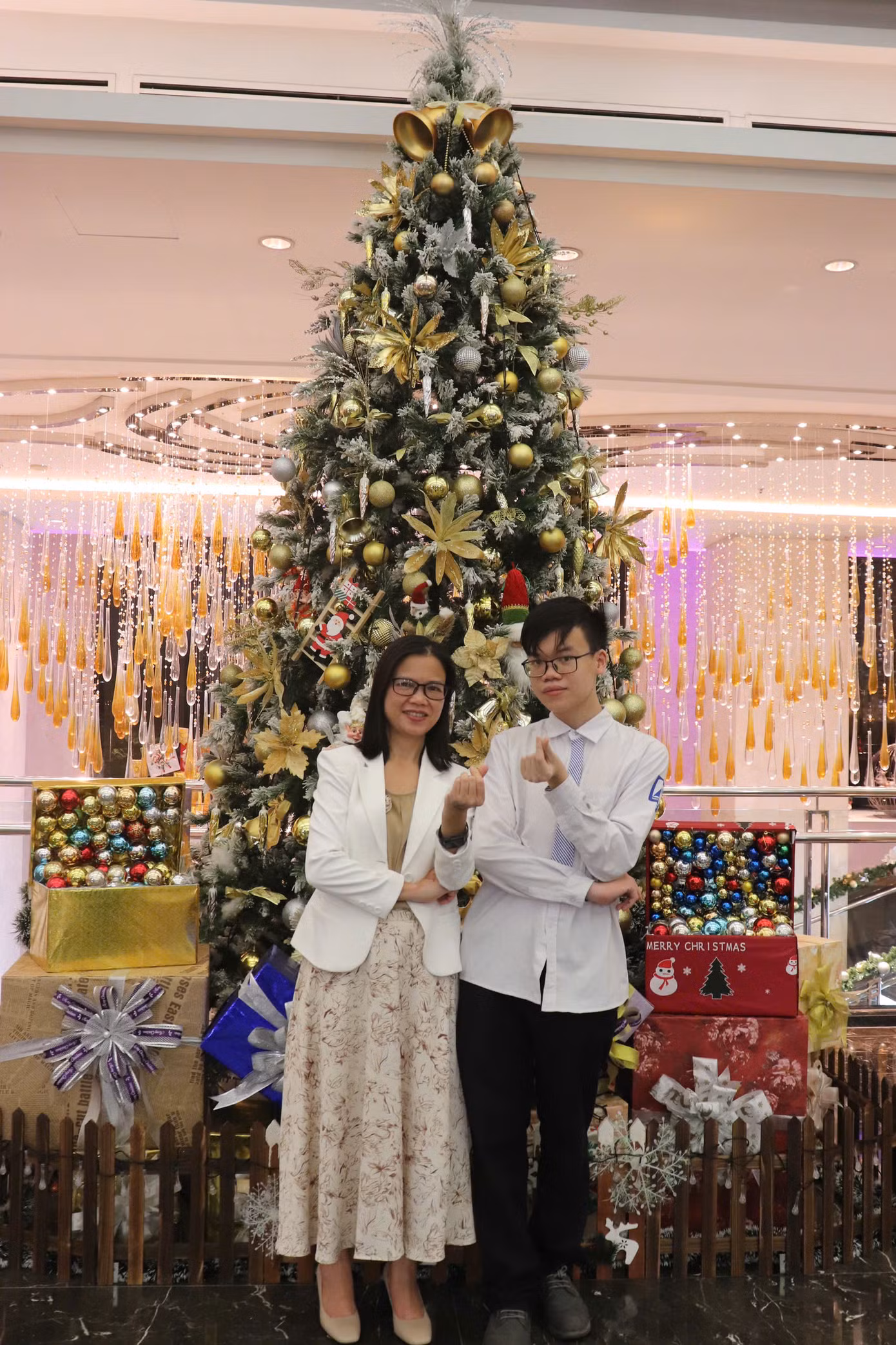 Minh Đức và mẹ. Ảnh: NVCC