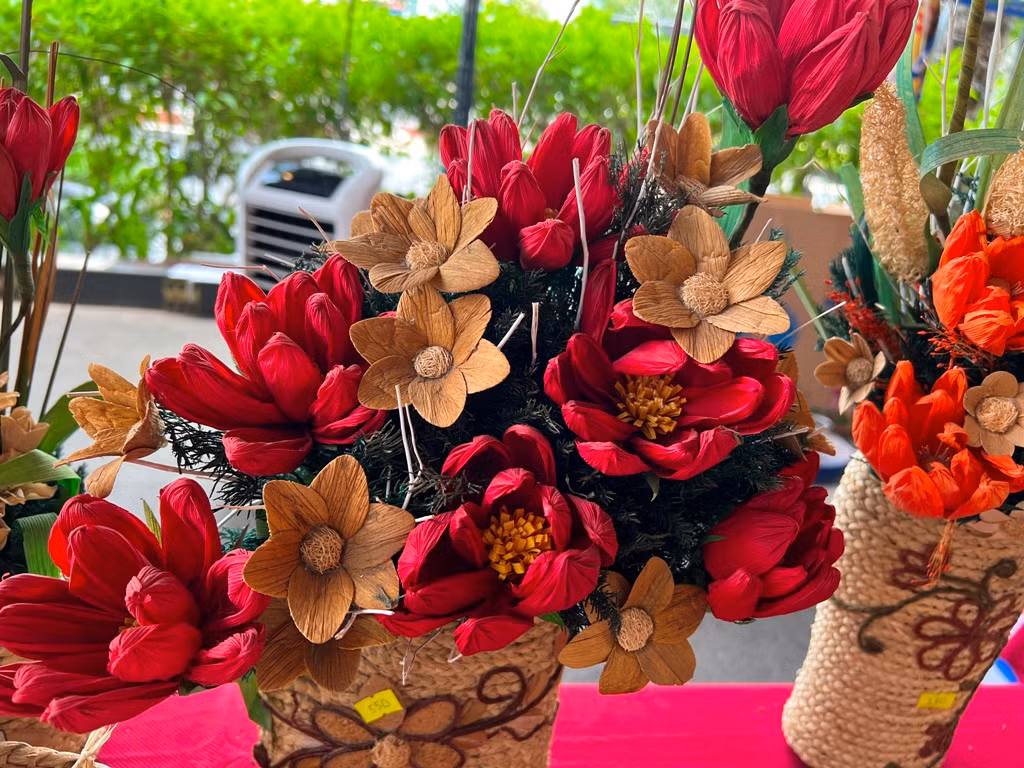 Hoa khô làm từ vỏ trái bắp rất độc đáo
