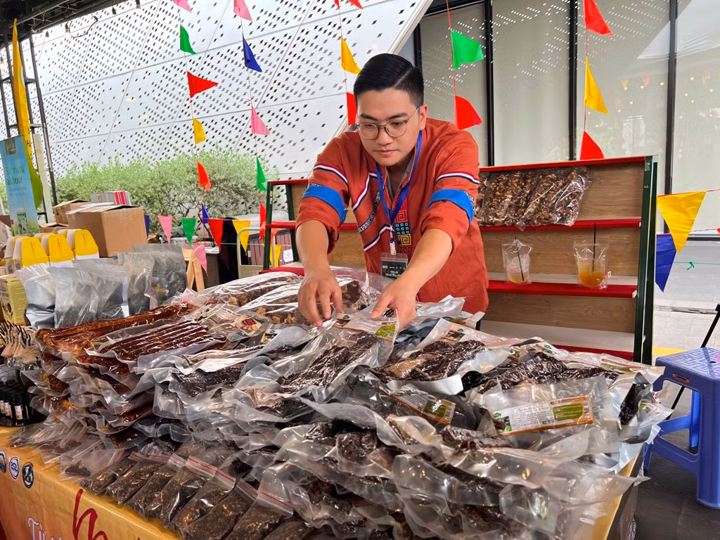 Giới thiệu khô trâu gác bếp, thịt ba chỉ gác bếp chấm cùng chẩm chéo, anh Phan Xuân Thắng, Phó giám đốc HTX Po Mỷ (huyện Đồng Văn, tỉnh Hà Giang) cho biết, HTX có khoảng 20 xã viên. Sản phẩm chủ yếu phân phối ở Hà Nội và phía Bắc.