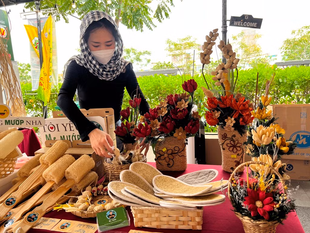 Sản phẩm từ xơ mướp đã được xuất khẩu sang nhiều quốc gia, nay trở về thị trường nội địa với nhiều cải tiến cả về mẫu mã lẫn chất lượng.