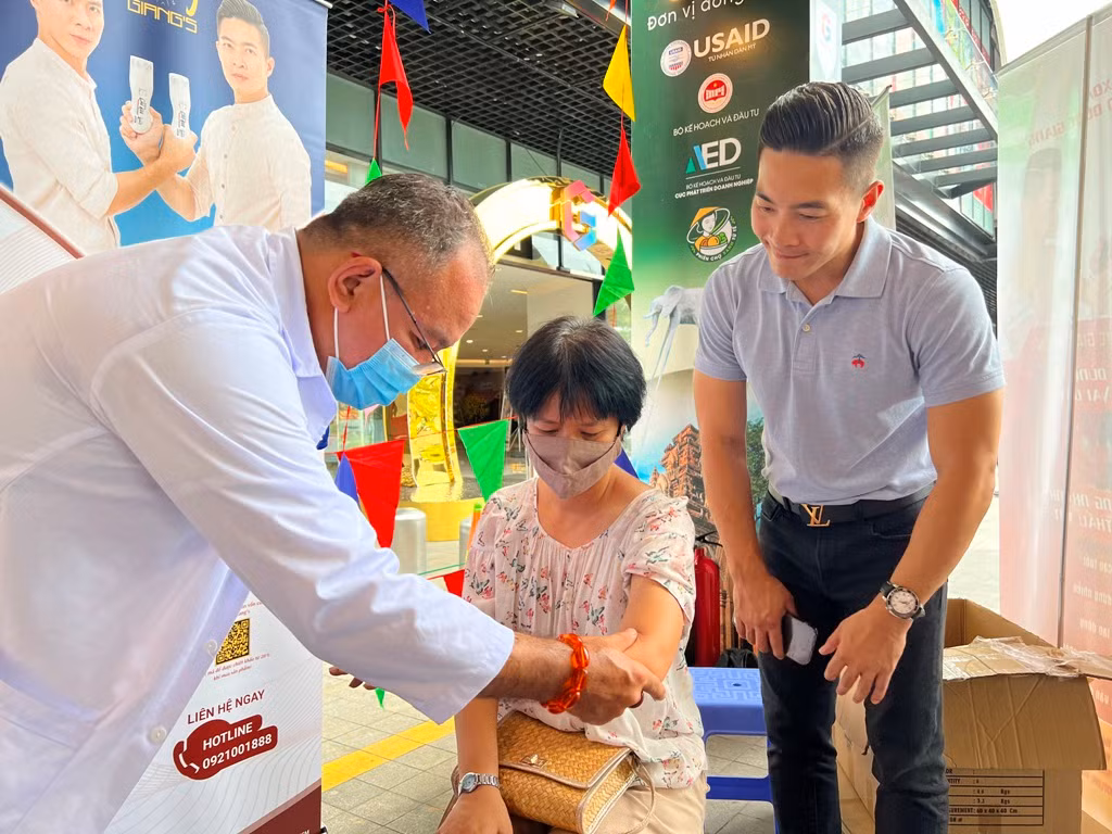 Khách hàng được khám nhức mỏi tại phiên chợ