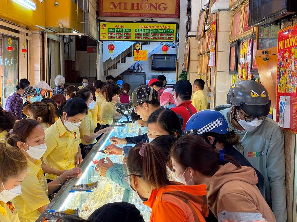 Tiệm vàng Mi Hồng đông nghịt khách mua vàng ngày vía Thần tài vào trưa 30/1 (mùng 9 tháng Giêng)
