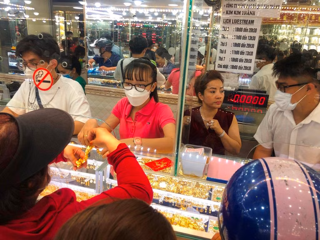 Tiệm vàng Kim Thành (quận 6) cũng đông nghịt khách đến sắm vàng sớm