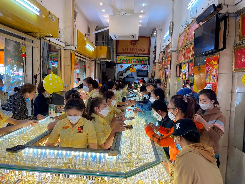 Nhiều người dân cho biết đã có thói quen mua vàng trong ngày này để cầu may mắn cả năm.