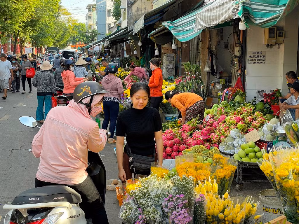 Các chợ tấp nập từ sáng sớm.