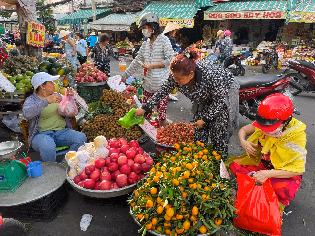 Trái cây cúng rằm phong phú, giá giảm gần 1/3 so với dịp Tết vừa qua.