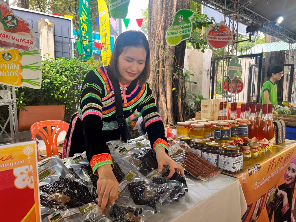 Sản phẩm Hà Giang như thịt trâu gác bếp, lạp sườn có giá từ 550.000-850.000 đồng/gói