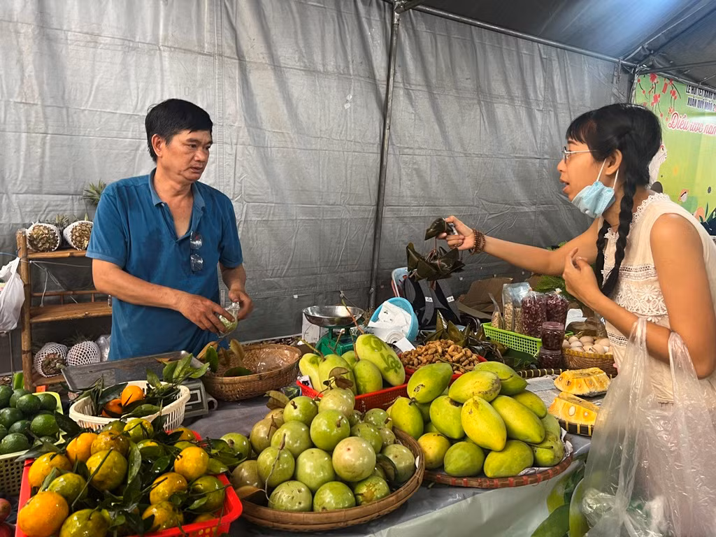 Phiên chợ Tết "cây nhà lá vườn" nhộn nhịp khách