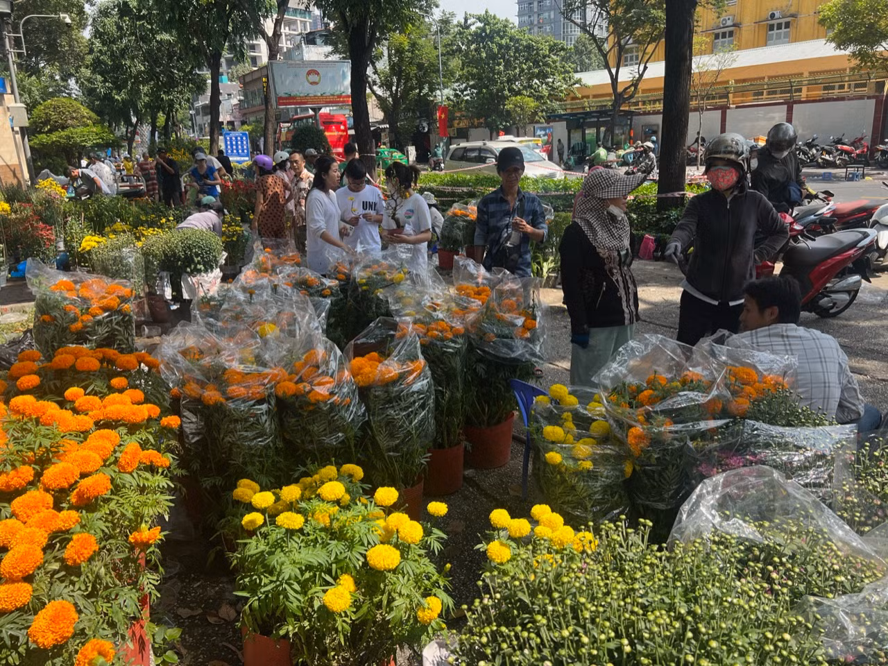 Một số tiểu thương khác chọn cách bán xả hàng, bán giá siêu rẻ để thu hồi vốn.