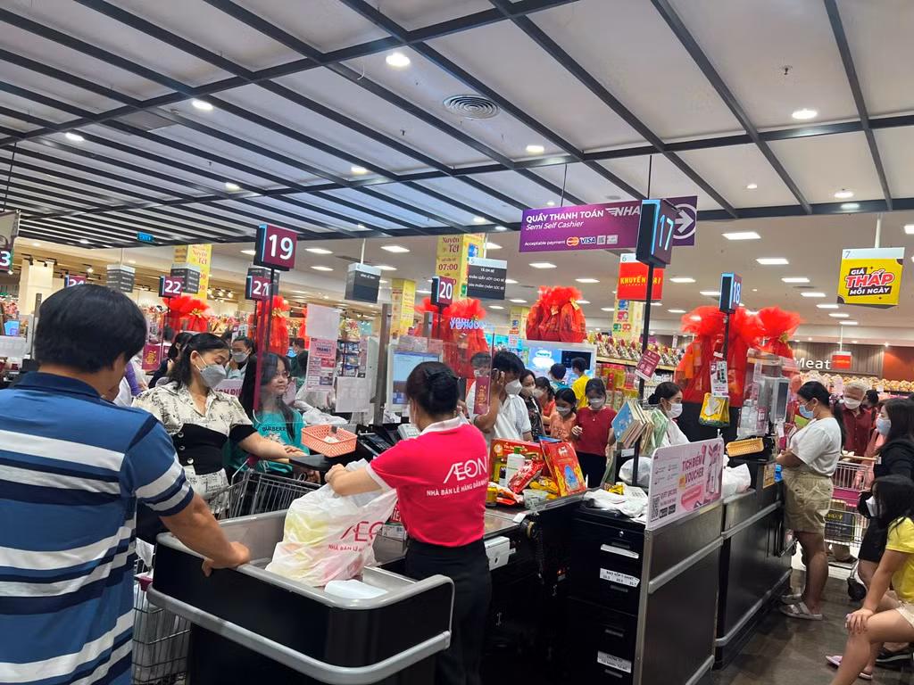 Các siêu thị kéo dài thời gian mở cửa và phục vụ khách đến tận nửa đêm