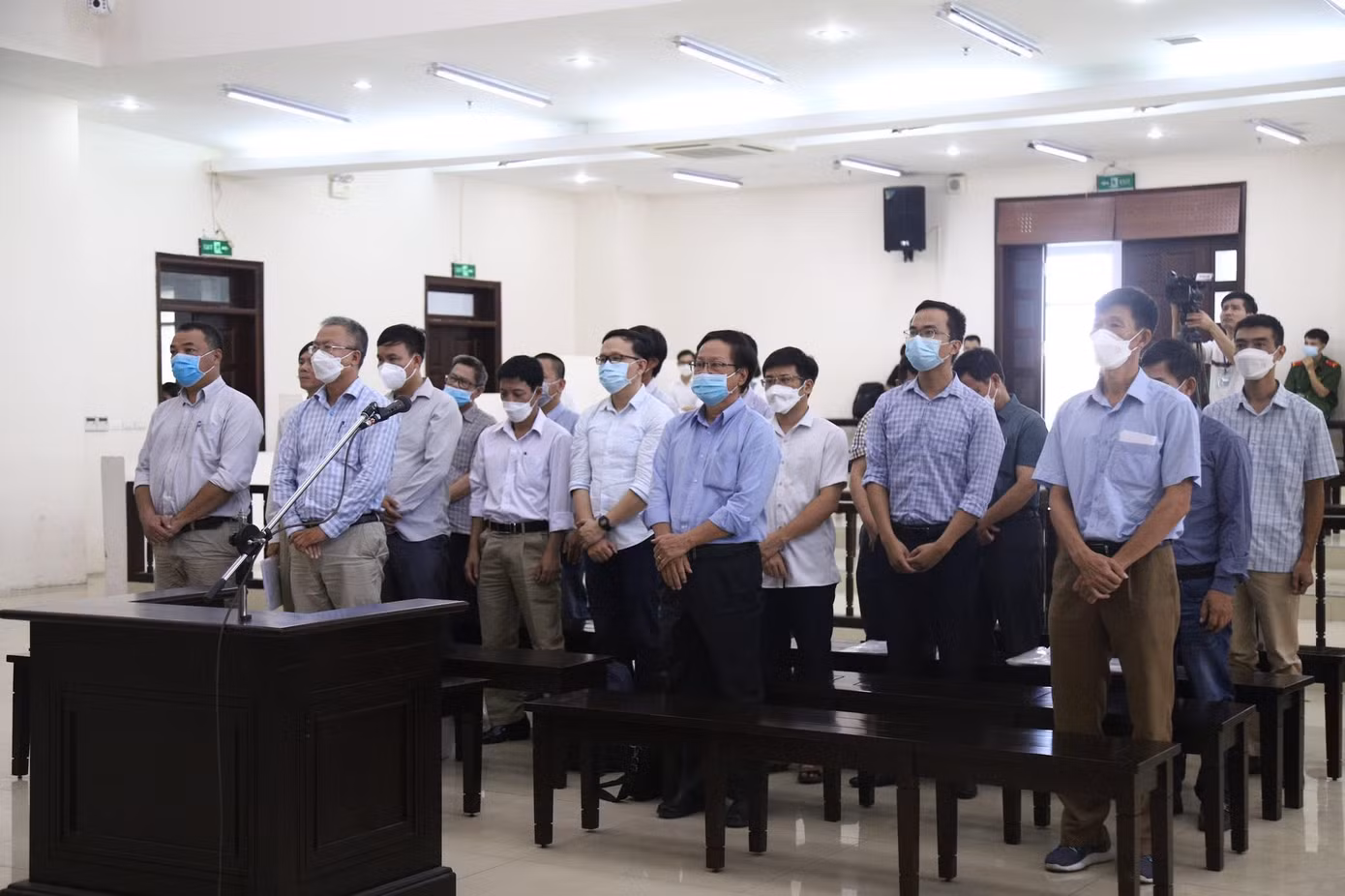 Nhóm bị cáo tại tòa.