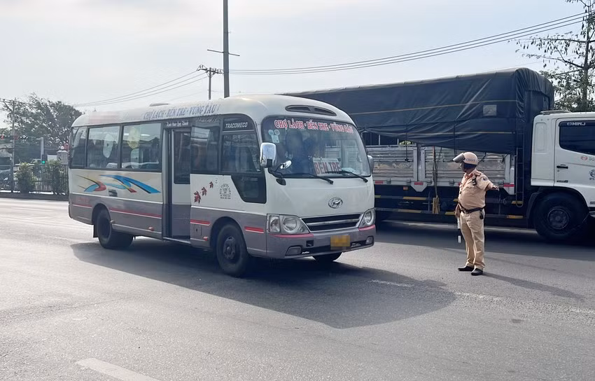 Sở GTVT TPHCM yêu cầu rà soát, lập danh sách các vị trí có tình trạng dừng, đỗ, đón, trả khách không đúng quy định trên địa bàn thành phố. (Ảnh minh họa)