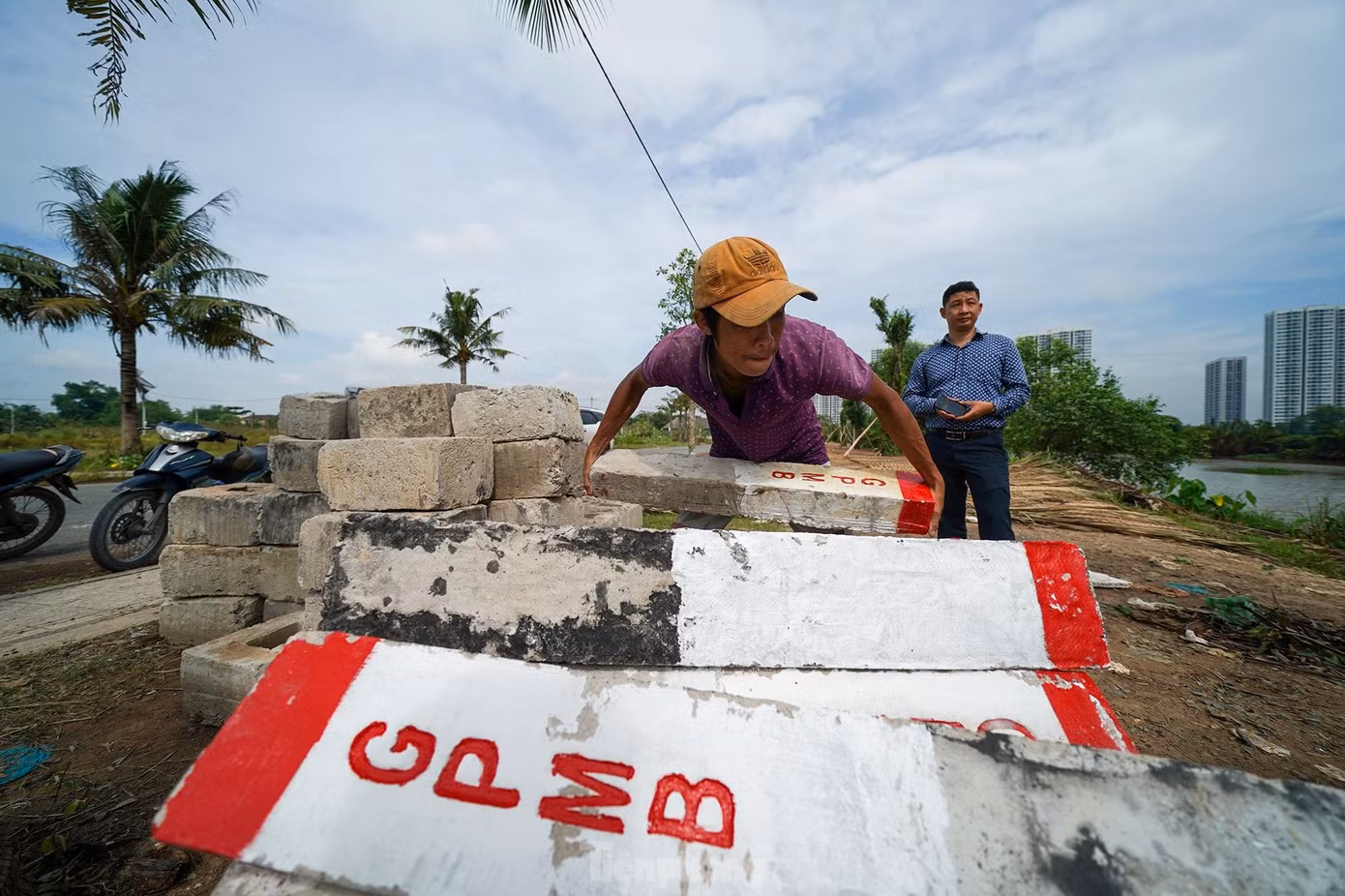 Ban Giao thông kiến nghị UBND TPHCM thành lập Tổ công tác rà soát, điều phối nguồn vật liệu xây dựng cung cấp cho dự án vành đai 3; đồng thời, sớm hoàn thiện khu tái định cư để bố trí cho người dân thuộc diện ảnh hưởng bởi dự án. Ảnh minh họa: PHẠM NGUYỄN Ban Giao thông kiến nghị UBND TPHCM thành lập Tổ công tác rà soát, điều phối nguồn vật liệu xây dựng cung cấp cho dự án vành đai 3; đồng thời, sớm hoàn thiện khu tái định cư để bố trí cho người dân thuộc diện ảnh hưởng bởi dự án. Ảnh minh họa: PHẠM NGUYỄN