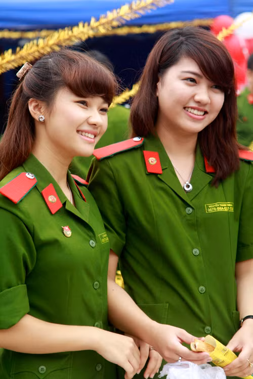Nét tươi tắn của các nữ học viên càng tô điểm thêm cho ngày hội của học viện cảnh sát