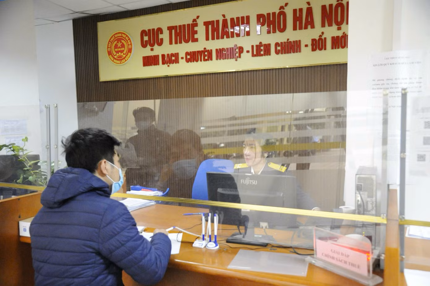 Người kinh doanh thương thương mại điện tử sẽ không còn phải đến tận các cơ quan thuế để nộp thuế. Ảnh: Như Ý.
