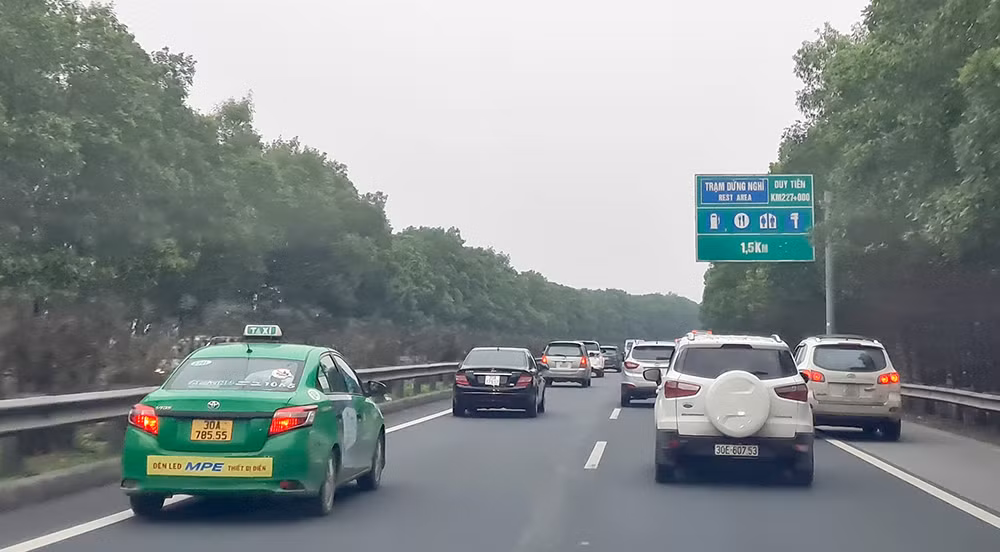 Thiếu trạm dừng nghỉ trên các tuyến cao tốc mới đưa vào sử dụng đang gây khó khăn, bất tiện cho không ít người dân (Ảnh minh hoạ: H. Việt).