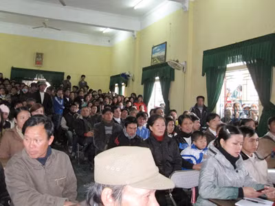 Phiên tòa thu hút hàng trăm người dân đến theo dõi