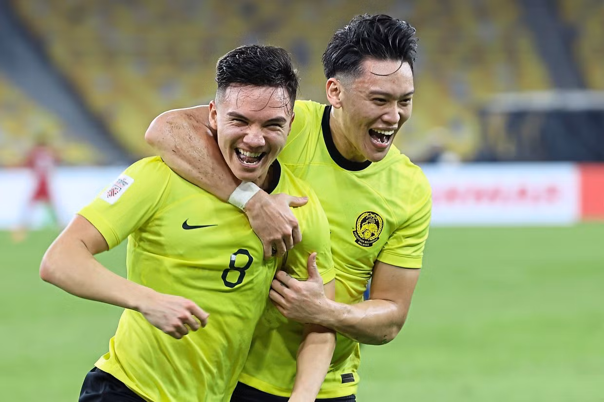 Stuart Wilkin (trái) là 1 trong 11 cầu thủ nhập tịch của ĐT Malaysia