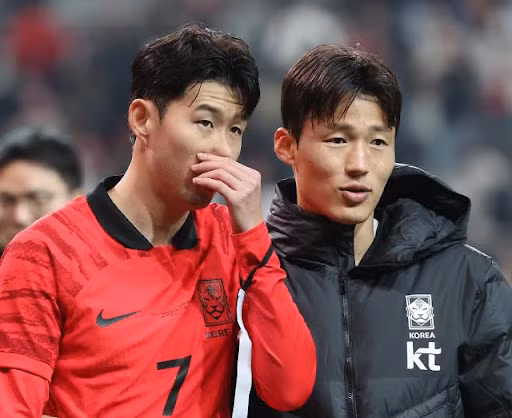 Son Jun-jo (phải) cùng Son Heung-min đã nhiều năm chung màu áo ĐTQG