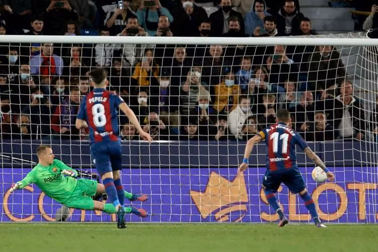 Barca chịu tới 3 quả penalty trước Levante