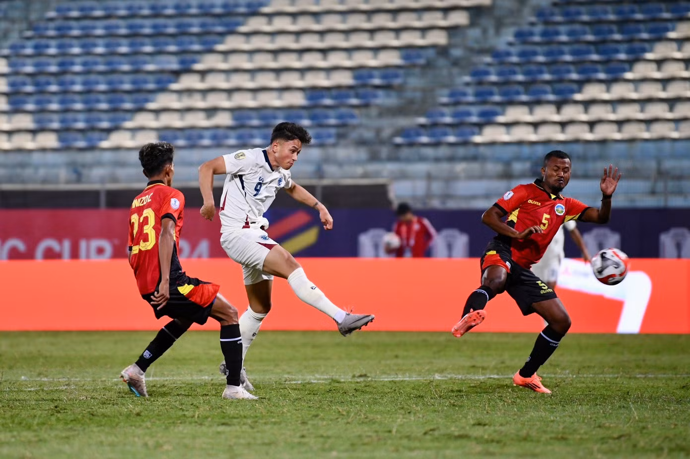 Các hậu vệ Timor Leste thường bỏ quên chân sút Thái Lan