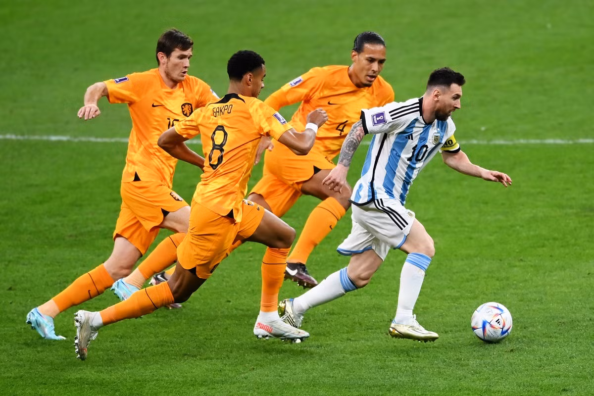 Messi đã chịu khá nhiều bức xúc trong trận gặp Hà Lan