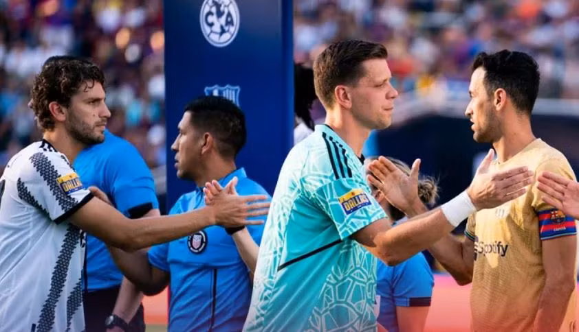 Szczesny từng ra sân gặp Barca