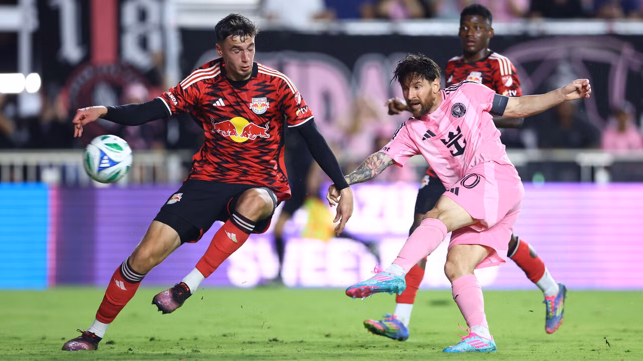 Messi trong tình huống bắt volley ghi bàn