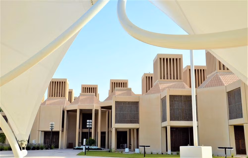 ĐT Argentina chọn ở hẳn trong khuôn viên của đại học Qatar. Nơi này không sang trọng bằng các khách sạn hạng sang nhưng cho Messi và đồng đội cảm giác yên bình, tách biệt với thế giới bên ngoài. Ê kíp hậu cần của Argentina đã đến đây để tu sửa lại nhiều hạng mục phục vụ các cầu thủ