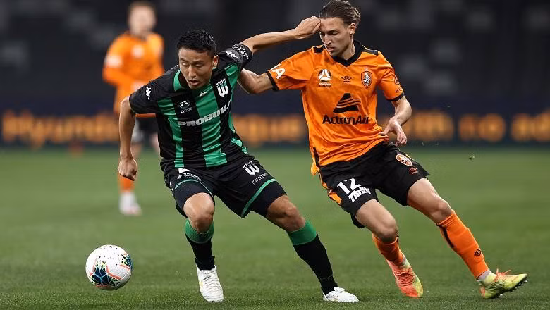 Tomoki (trái) là một trong số các ngoại binh châu Á hiếm hoi tại A-League