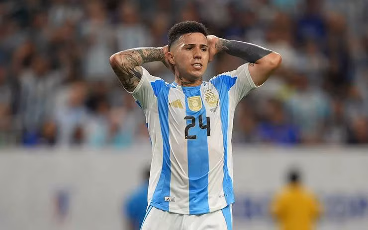 Enzo đang hứng chịu chỉ trích vì vạ miệng