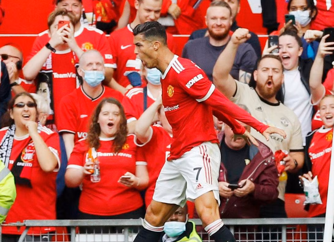 Khi nhảy lên ăn mừng, Ronaldo thường hét lên 'Siu'