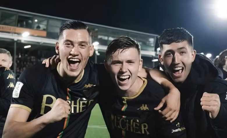 Venezia của Idzes (bìa trái) đã lên hạng sau 2 năm