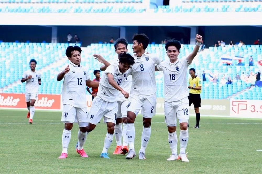 Thanawat (8) là người mở màn cho chiến thắng 3-0 của Thái Lan trước Myanmar